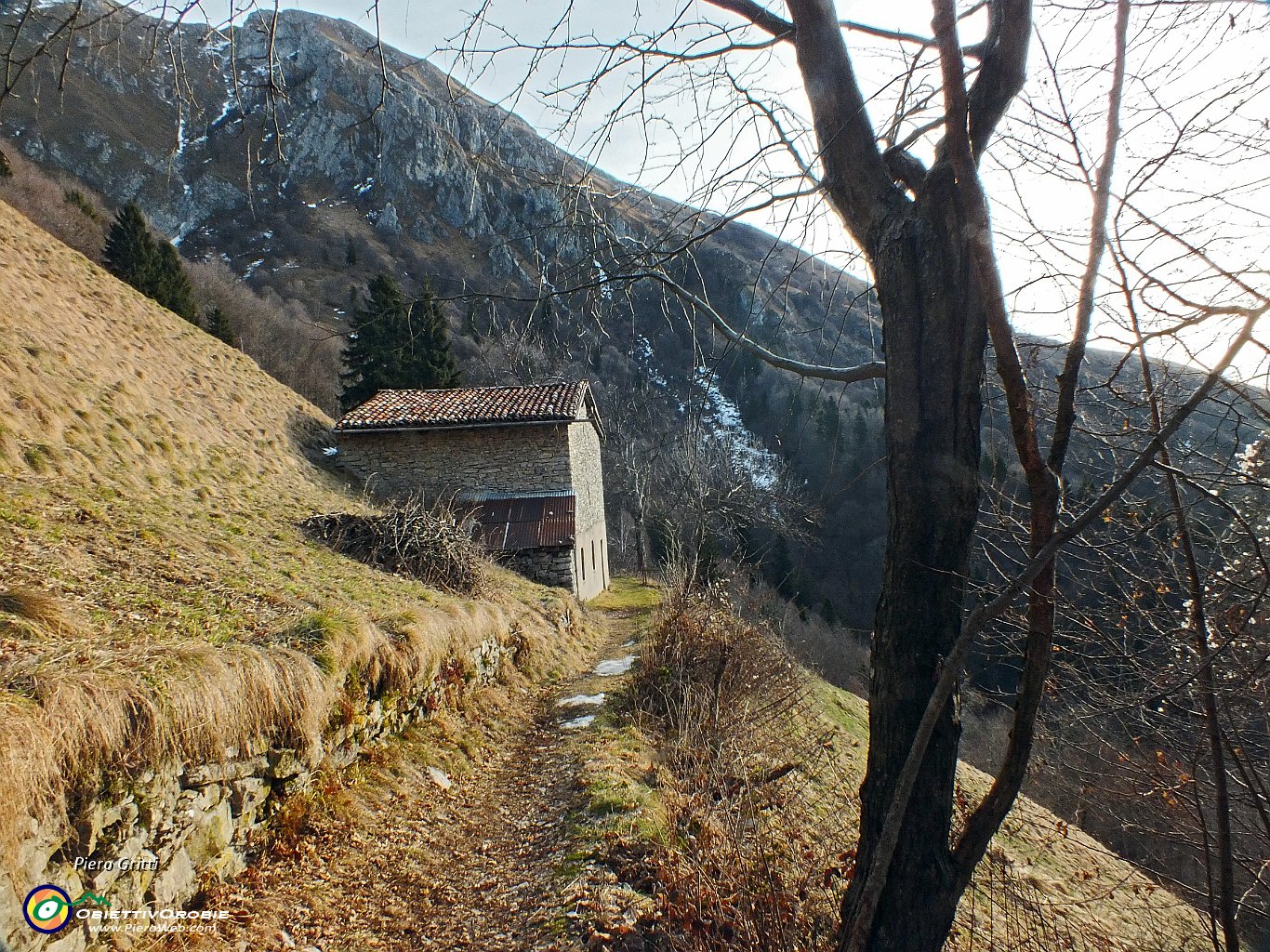 10 passaggio ad una staletta-fienile....JPG